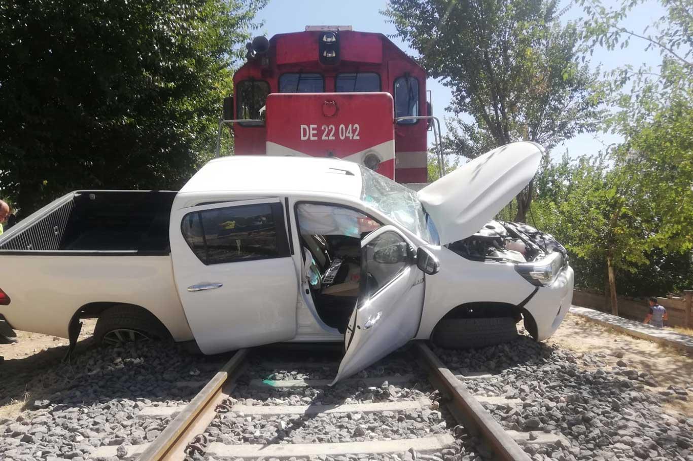Tren pikaba çarptı: Biri ağır 2 yaralı